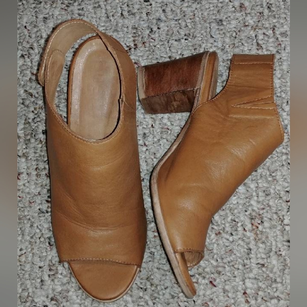 Bueno Umay tan leather sandals